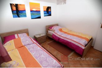 011 2114 01 the island of Vir family house on three floors near the sea