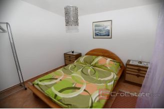 011 2114 01 the island of Vir family house on three floors near the sea