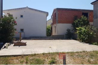 011 2114 01 the island of Vir family house on three floors near the sea