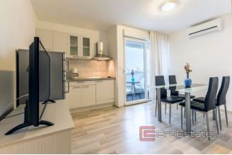 010 2028 05 Split area apartment house with sea view for sale