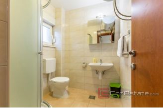 010 2028 05 Split area apartment house with sea view for sale