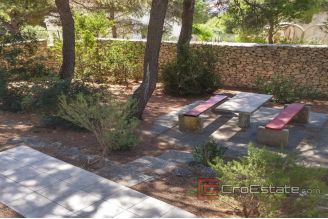 011 3949 30 Vis apartment house with a spacious garden for sale