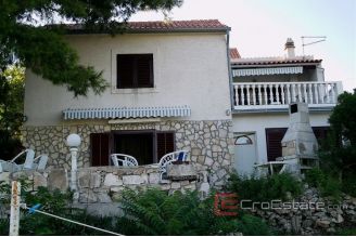 011 3949 30 Vis apartment house with a spacious garden for sale
