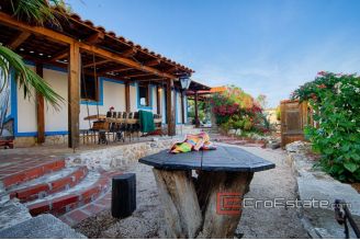 17 2013 117 Vis house for sale