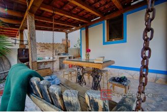 17 2013 117 Vis house for sale