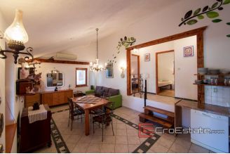 17 2013 117 Vis house for sale