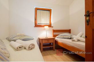 17 2013 117 Vis house for sale