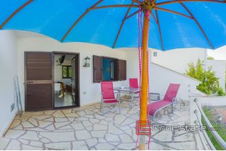 17 2013 117 Vis house for sale