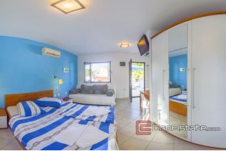 17 2013 117 Vis house for sale