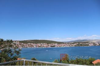 011 2030 02 Ciovo apartment house with sea view for sale