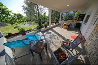 019 2016 466 Zadar detached house in the first row to the sea for sale