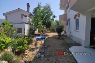012 2033 01 Ciovo apartment house second row to the sea for sale