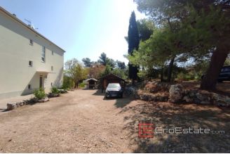 012 2033 01 Ciovo apartment house second row to the sea for sale