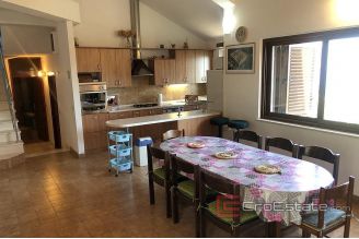 019 2033 02 Ciovo house with sea view for sale