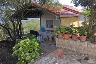 019 2033 02 Ciovo house with sea view for sale