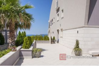 017 2033 05 Split area residential building with sea view for sale
