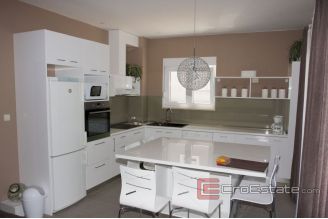 017 2033 05 Split area residential building with sea view for sale