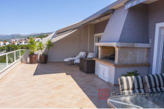 017 2033 05 Split area residential building with sea view for sale