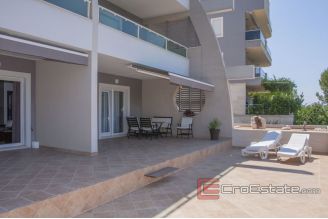 017 2033 05 Split area residential building with sea view for sale
