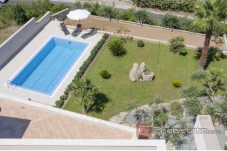 017 2033 05 Split area residential building with sea view for sale
