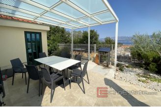 019 2034 03 island brac house with pool and sea view for sale