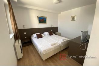 019 2034 03 island brac house with pool and sea view for sale