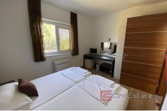 019 2034 03 island brac house with pool and sea view for sale
