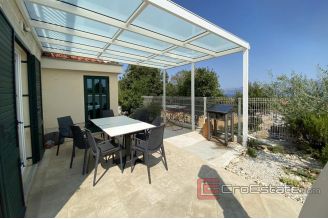019 2034 03 island brac house with pool and sea view for sale