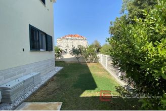 019 2034 03 island brac house with pool and sea view for sale