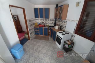 0006 2016 470 Ploce house in the first row to the sea for sale