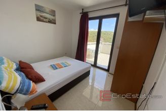 0018 2034 06 Ciovo house with pool and sea view for sale