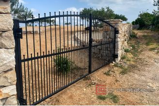 019 2011 95 Brac land house sea view for sale