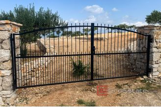 019 2011 95 Brac land house sea view for sale