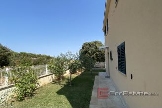007 2034 08 Brac house with pool and sea view for sale