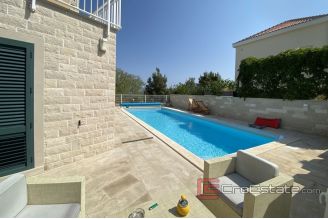 007 2034 08 Brac house with pool and sea view for sale