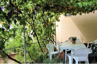 011 2030 04 Ciovo apartment house with sea view for sale