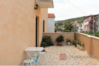 011 2030 04 Ciovo apartment house with sea view for sale