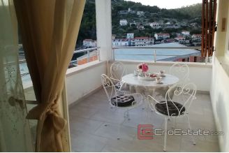 0009 2033 07 Solta duplex apartment with sea view for sale