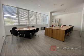 009 2027 38 split attractive office space for rent