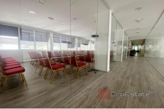 009 2027 38 split attractive office space for rent