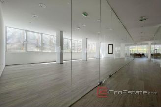 009 2027 38 split attractive office space for rent