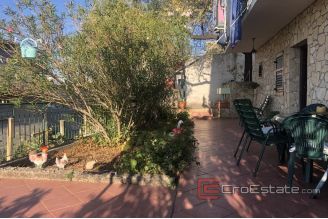 0010 2033 10 Ciovo apartment house with sea view for sale