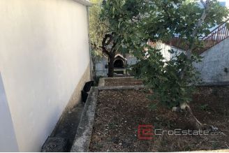 0010 2033 10 Ciovo apartment house with sea view for sale