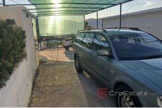 0010 2033 10 Ciovo apartment house with sea view for sale
