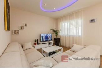 019 2033 09 Kastela house with sea view for sale