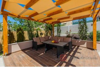 019 2033 09 Kastela house with sea view for sale