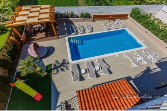 019 2033 09 Kastela house with sea view for sale