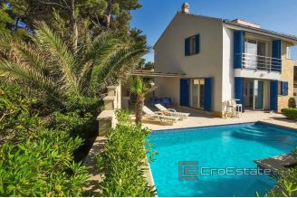 014 2029 13 seafront house with pool for sale