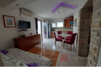 0020 2115 03 Ciovo apartment house with sea view for sale