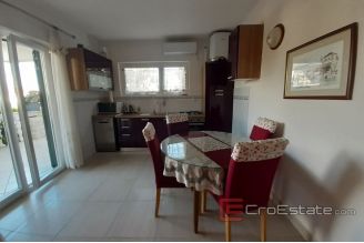 0020 2115 03 Ciovo apartment house with sea view for sale